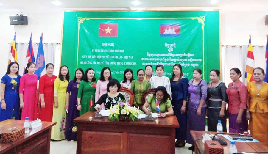  Lễ ký kết giữa Hội Liên hiệp Phụ nữ tỉnh Gia Lai và Sở Công tác Phụ nữ tỉnh Stung Treng. Ảnh: Hoàng Ngọc