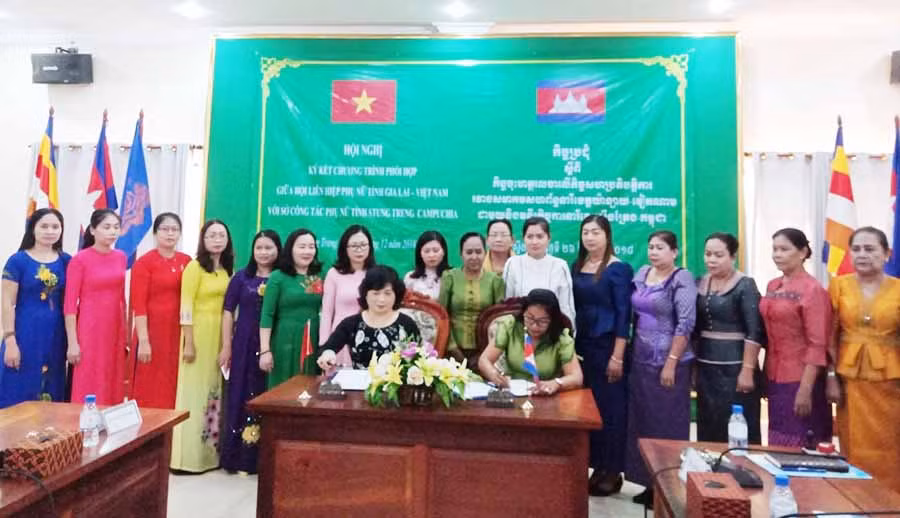  Lễ ký kết giữa Hội Liên hiệp Phụ nữ tỉnh Gia Lai và Sở Công tác Phụ nữ tỉnh Stung Treng. Ảnh: Hoàng Ngọc