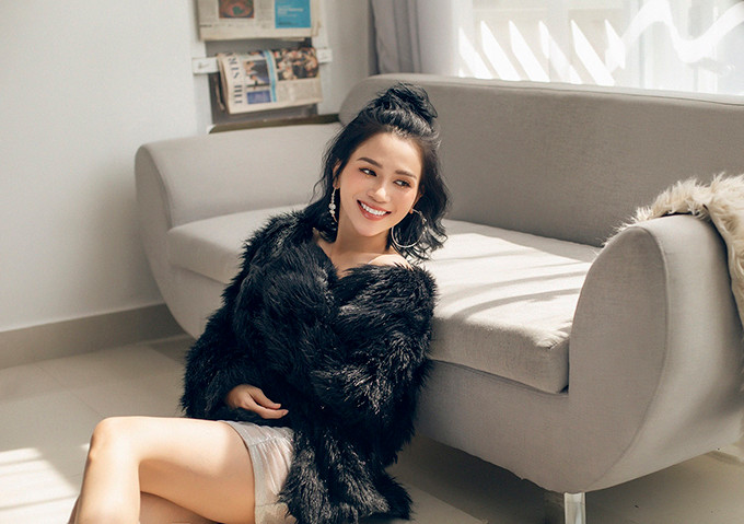 Kết hợp cùng các kiểu váy theo phong cách sexy, Sĩ Thanh còn chọn thêm các kiểu áo khoác lông để tạo điểm nhấn. Kết hợp cùng các kiểu váy theo phong cách sexy, Sĩ Thanh còn chọn thêm các kiểu áo khoác lông để tạo điểm nhấn.