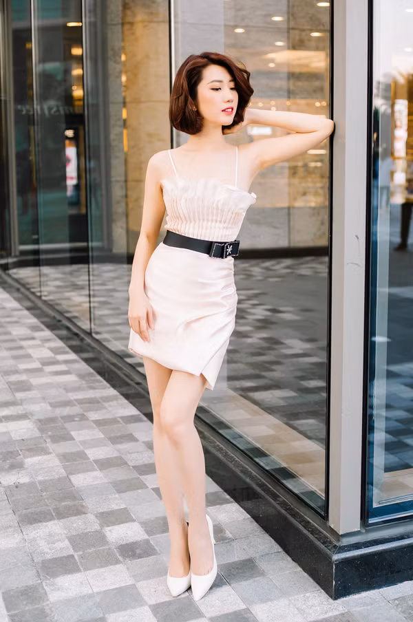 Thuý Ngân tái hiện hình ảnh sang trọng và gợi cảm của 'Hân hoa hậu' khi khoác lên mình các mẫu thiết kế sexy của thương hiệu Việt.