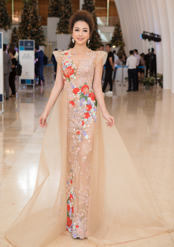 Gia đình Jennifer Phạm sống tại Hà Nội nên mỗi lần vào Sài Gòn chạy show, cô luôn vội vàng bay về thủ đô sau khi kết thúc công việc. Gia đình Jennifer Phạm sống tại Hà Nội nên mỗi lần vào Sài Gòn chạy show, cô luôn vội vàng bay về thủ đô sau khi kết thúc công việc.