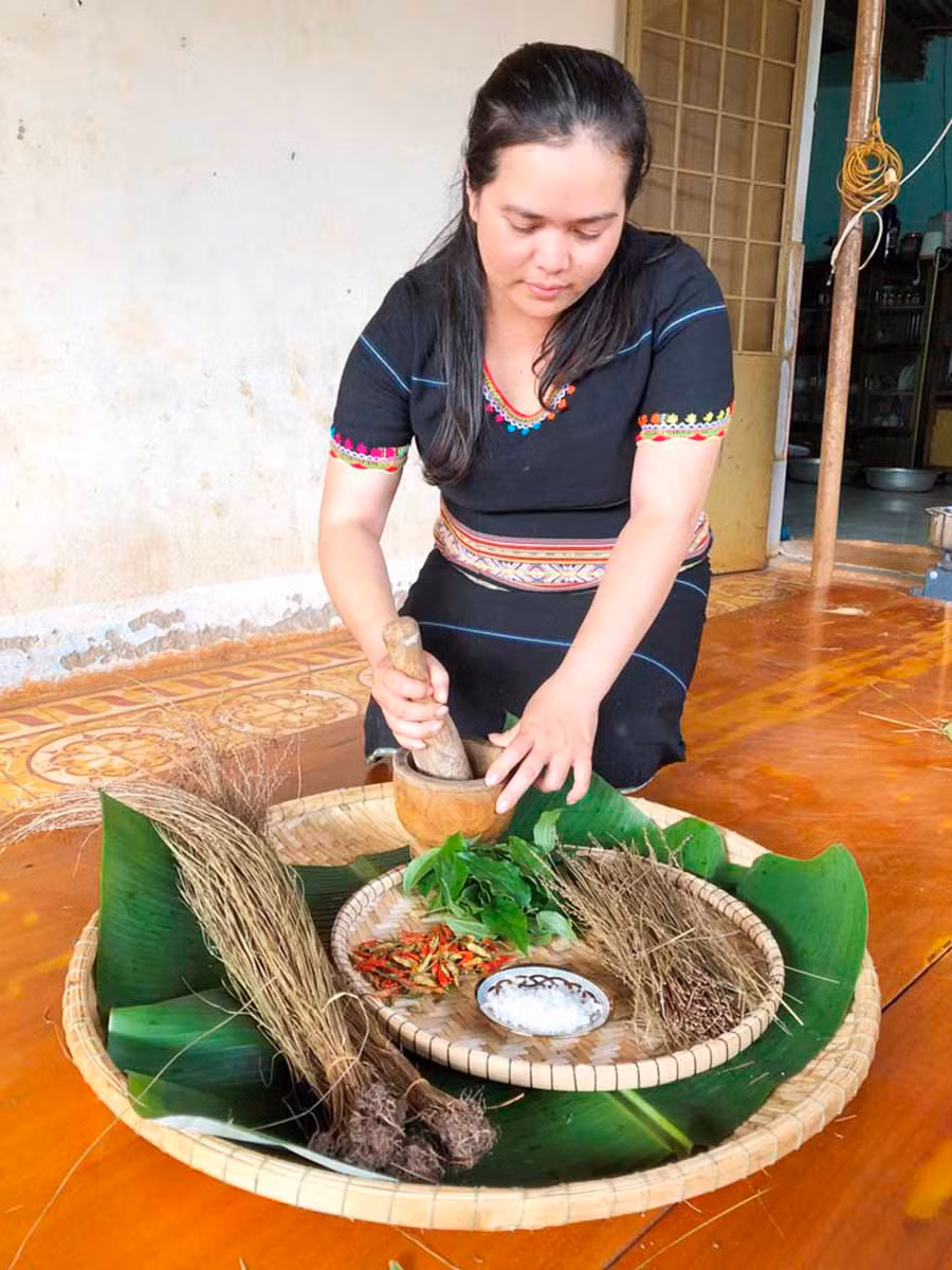  Chị Rơ Châm July giới thiệu các bước làm muối cỏ thơm. Ảnh: Thủy Bình
