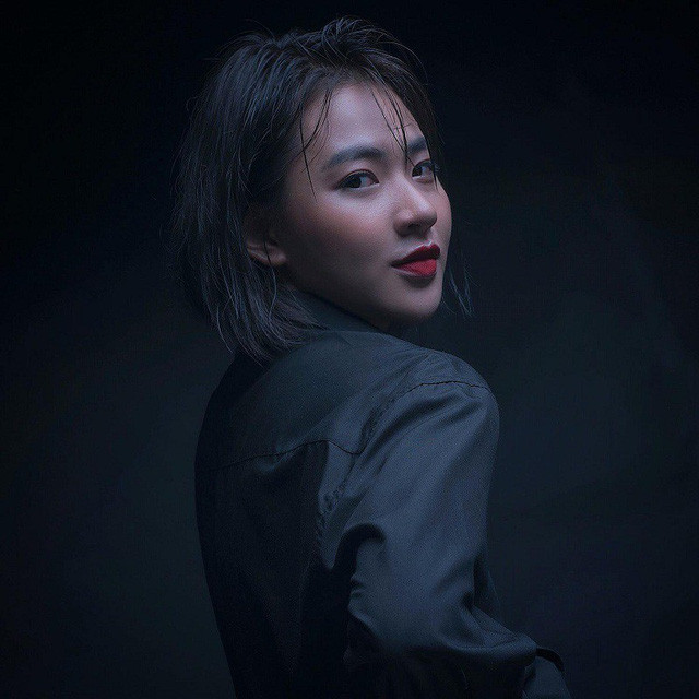  Đời trường, Trang được mọi người nhận xét là một cô gái lạc quan, tích cực và bay bổng mơ mộng. Cô gái xinh đẹp có sở thích đi bộ một mình nghe nhạc, thích vẽ tranh, chụp ảnh film và chơi trò chơi của con nít.