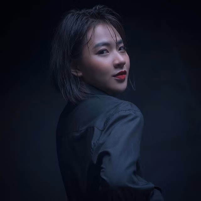  Đời trường, Trang được mọi người nhận xét là một cô gái lạc quan, tích cực và bay bổng mơ mộng. Cô gái xinh đẹp có sở thích đi bộ một mình nghe nhạc, thích vẽ tranh, chụp ảnh film và chơi trò chơi của con nít.