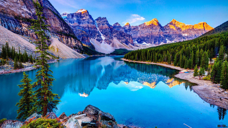  Hồ Moraine thuộc công viên quốc gia Banff, cách làng hồ Louise 14km, ở tỉnh Alberta, Canada. Hồ nằm trong thung lũng dưới chân núi Ten Peaks, gồm 10 đỉnh núi phủ đầy tuyết trắng, ở độ cao trung bình 1.885m trên mực nước biển, được bao bọc bởi dãy núi đá Canada Rocky xinh đẹp. 
