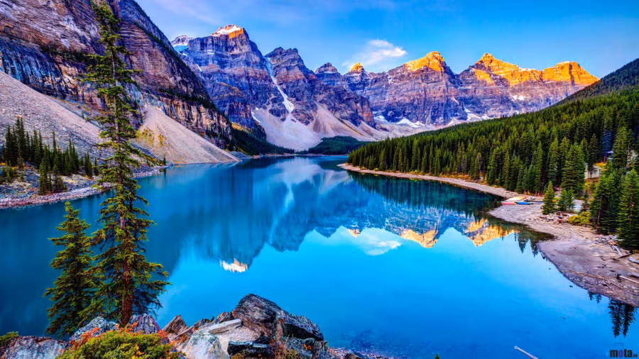  Hồ Moraine thuộc công viên quốc gia Banff, cách làng hồ Louise 14km, ở tỉnh Alberta, Canada. Hồ nằm trong thung lũng dưới chân núi Ten Peaks, gồm 10 đỉnh núi phủ đầy tuyết trắng, ở độ cao trung bình 1.885m trên mực nước biển, được bao bọc bởi dãy núi đá Canada Rocky xinh đẹp. 