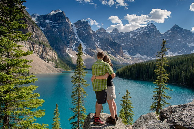  Với quang cảnh diệu kỳ có một không hai trên thế giới, cộng với việc sở hữu khí hậu lý tưởng, hồ Moraine nhanh chóng trở thành điểm hấp dẫn du lịch, thu hút đông đảo khách du lịch trên thế giới.