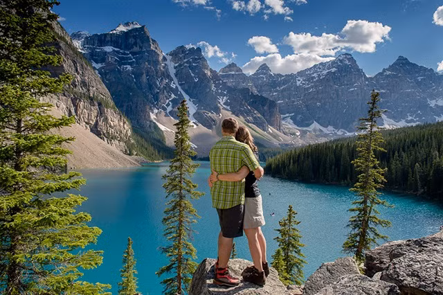  Với quang cảnh diệu kỳ có một không hai trên thế giới, cộng với việc sở hữu khí hậu lý tưởng, hồ Moraine nhanh chóng trở thành điểm hấp dẫn du lịch, thu hút đông đảo khách du lịch trên thế giới.