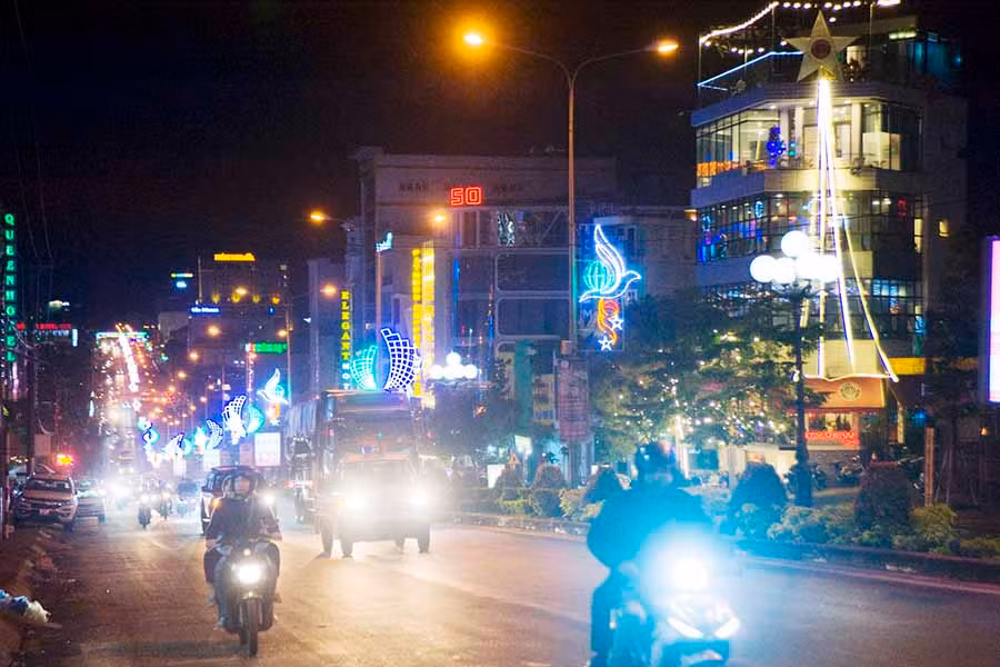 : Đường phố trở nên nhộn nhịp hơn ngày thường. Ảnh: Ngọc Thu