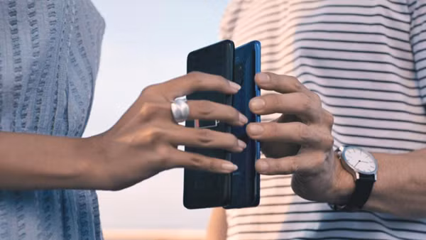 Tính năng sạc powershare trên Galaxy S10 sẽ biến chiếc máy này trở thành sạc dự phòng không dây.