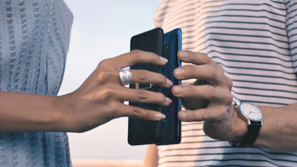 Tính năng sạc powershare trên Galaxy S10 sẽ biến chiếc máy này trở thành sạc dự phòng không dây.