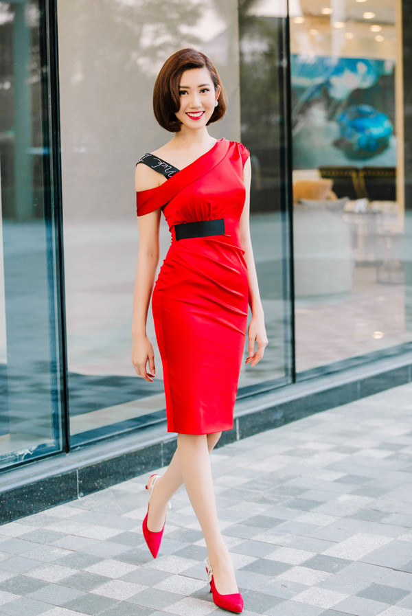 Những kiểu đầm quen thuộc với giới nữ văn phòng như váy cocktail, đầm bodycon được thêm nhiều chi tiết mới về cách tạo phom. Những kiểu đầm quen thuộc với giới nữ văn phòng như váy cocktail, đầm bodycon được thêm nhiều chi tiết mới về cách tạo phom.