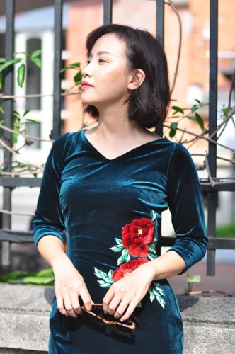 Cổ tim sẽ khoe được khuôn ngực đầy đặn, vừa dễ cho chị em đeo thêm trang sức hoặc khăn quàng vào những ngày se lạnh.