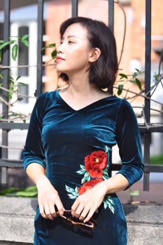 Cổ tim sẽ khoe được khuôn ngực đầy đặn, vừa dễ cho chị em đeo thêm trang sức hoặc khăn quàng vào những ngày se lạnh.