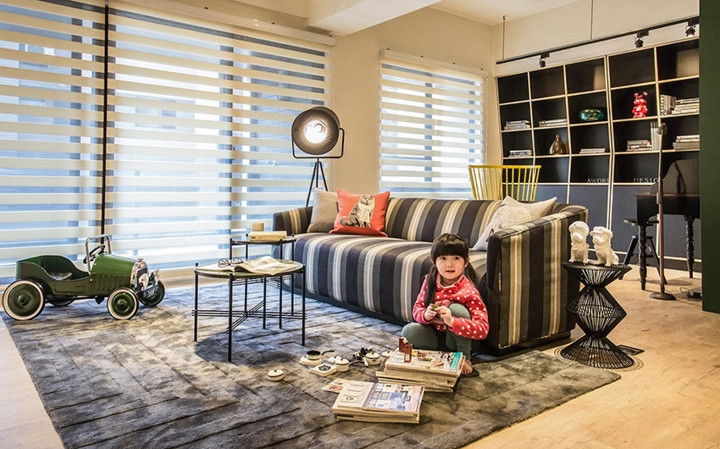 Sàn nhà lát gỗ, thảm trải sàn lớn đánh dấu khu vực tiếp khách đồng thời cũng là sân chơi cho bé, bố mẹ có thể an tâm để trẻ ngồi trên mặt sàn mà không lo bị cảm lạnh. Sàn nhà lát gỗ, thảm trải sàn lớn đánh dấu khu vực tiếp khách đồng thời cũng là sân chơi cho bé, bố mẹ có thể an tâm để trẻ ngồi trên mặt sàn mà không lo bị cảm lạnh.