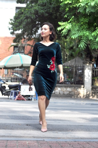 Mùa đông đến muộn khi tiết thu vương vấn mãi không thôi là thời điểm những chiếc váy nhung lên ngôi.