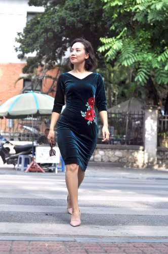 Mùa đông đến muộn khi tiết thu vương vấn mãi không thôi là thời điểm những chiếc váy nhung lên ngôi.