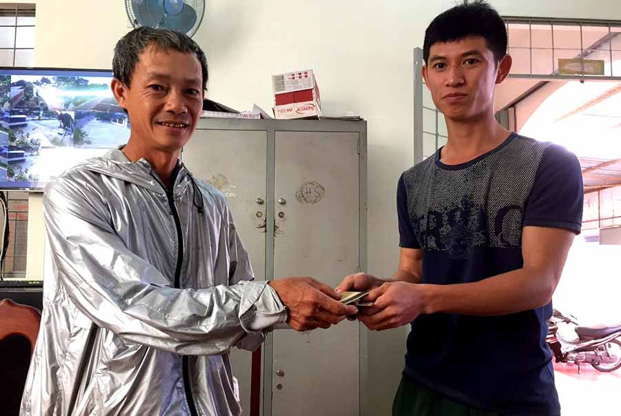  Anh Đặng Văn Tý (trái) trao trả lại toàn bộ tài sản, giấy tờ cho người đánh rơi