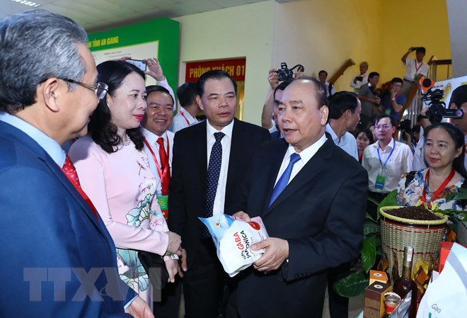 Thủ tướng Nguyễn Xuân Phúc thăm các gian hàng trưng bày sản phẩm tại hội nghị. (Ảnh: Thống Nhất/TTXVN) Thủ tướng Nguyễn Xuân Phúc thăm các gian hàng trưng bày sản phẩm tại hội nghị. (Ảnh: Thống Nhất/TTXVN)