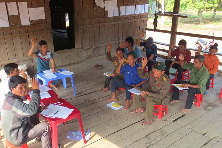  Một buổi sinh hoạt chi bộ làng Nhang Lớn, xã Đak Kơ Ning. Ảnh: Thúy Ngọ