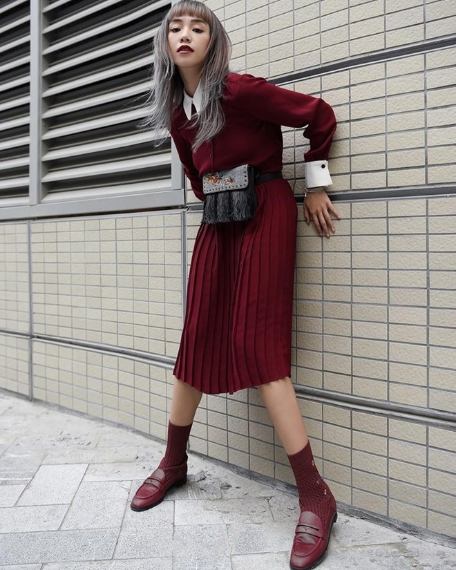 Còn hai tuần nữa mới tới Giáng Sinh, Salim đã kịp hưởng ứng không khí mùa lễ hội với bộ đồ phủ sắc đỏ đẹp mắt. Cô nàng kết hợp sơ mi cổ Peter Pan cùng chân váy xếp ly đồng màu. Tới cả giày và tất cũng được mix màu khéo léo, đồng điệu với tổng thể trang phục.