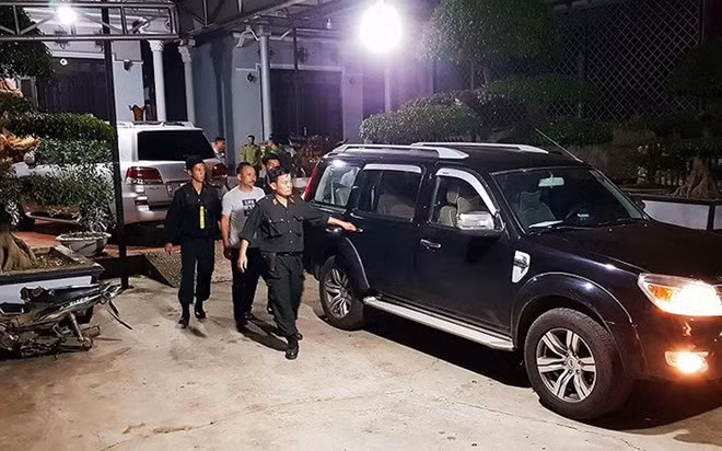 Phượng "râu" bị công an bắt giữ tại nhà riêng. Ảnh: Minh Lộc. Phượng