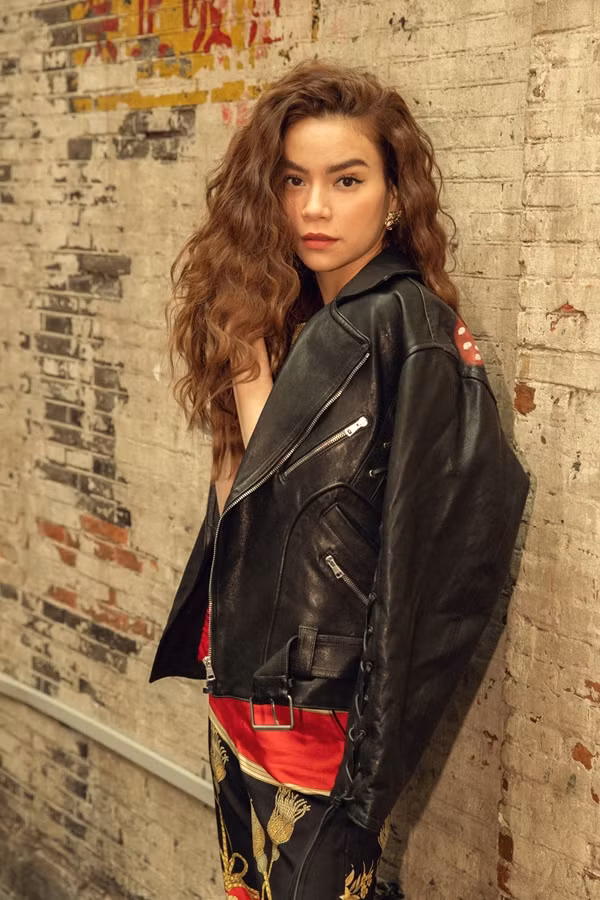 Bộ trang phục của Hồ Ngọc Hà mang phong cách Gothic - thường bị gắn liền với sự u tối, diêm dúa. Tuy nhiên, nữ ca sĩ khéo léo phối trang phục với kiểu tóc xoăn, giày sneaker đế thô tạo thành tổng thể hài hòa, mang đậm nét thời trang cao cấp.