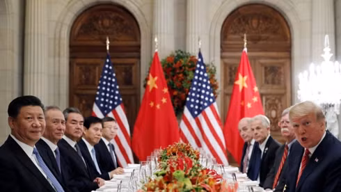 Tổng thống Mỹ Donald Trump và Chủ tịch Trung Quốc Tập Cận Bình cùng quan chức 2 bên trong cuộc gặp tối 1/12 tại Buenos Aires. Ảnh: Reuters