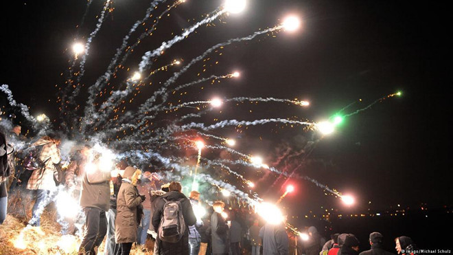  Người Đức có truyền thống tự bắn pháo hoa để ăn mừng năm mới. Ảnh: Michael Schulz.