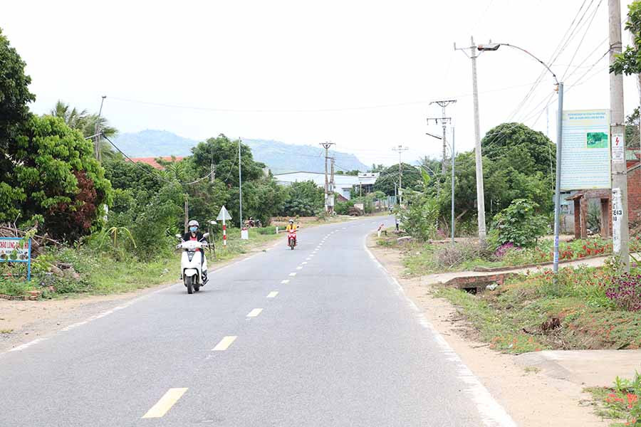  Nhân dân thôn 9 (xã Yang Trung) chung tay góp tiền làm hệ thống điện đường chiếu sáng dọc đường liên xã. Ảnh: H.S