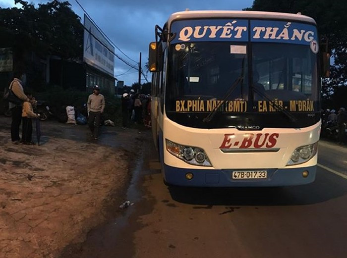 Chiếc xe buýt gây tai nạn tại hiện trường