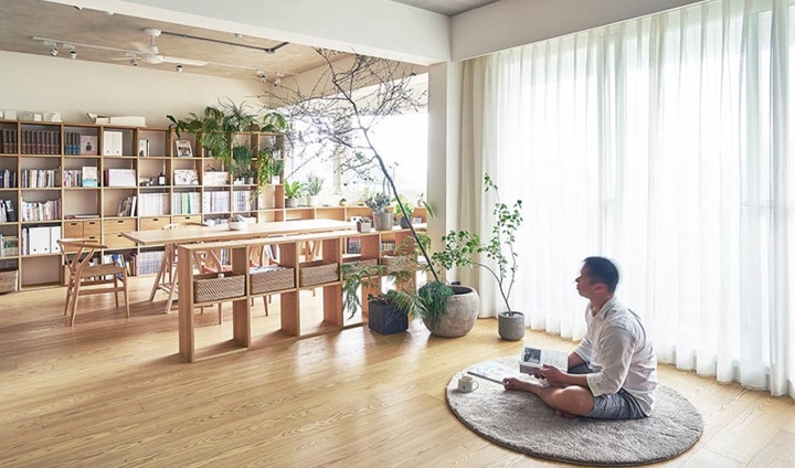 Là khu vực chiếm nhiều diện tích nhất trong căn hộ chủ nhân thoải mái bày trí một chiếc bàn rộng để làm việc và hội họp, giá sách với đủ các loại sách khác nhau. Là khu vực chiếm nhiều diện tích nhất trong căn hộ chủ nhân thoải mái bày trí một chiếc bàn rộng để làm việc và hội họp, giá sách với đủ các loại sách khác nhau.