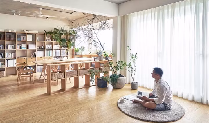  Là khu vực chiếm nhiều diện tích nhất trong căn hộ chủ nhân thoải mái bày trí một chiếc bàn rộng để làm việc và hội họp, giá sách với đủ các loại sách khác nhau. 