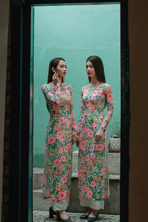 Loạt thiết kế giữ nguyên tinh thần của phom dáng áo dài truyền thống, giúp phái đẹp khoe vóc dáng. Kiểu cổ tròn, cổ trụ, chiết eo quen thuộc tiếp tục được lăng xê cho Tết 2019. Loạt thiết kế giữ nguyên tinh thần của phom dáng áo dài truyền thống, giúp phái đẹp khoe vóc dáng. Kiểu cổ tròn, cổ trụ, chiết eo quen thuộc tiếp tục được lăng xê cho Tết 2019.