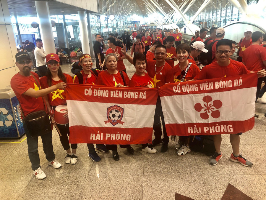 "Bản sắc" cổ động viên Hải Phòng trong "rừng" cờ đỏ Việt Nam "Bản sắc" cổ động viên Hải Phòng trong "rừng" cờ đỏ Việt Nam