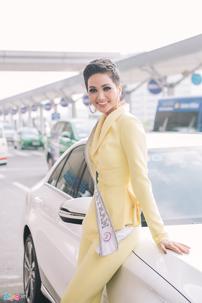 Cô gây sốc cho truyền thông nước nhà và quốc tế khi chuẩn bị tới 90 bộ trang phục cho 15 ngày dự thi trên đất Thái. Sự chuẩn bị công phu của Hoa hậu Việt Nam nhận được nhiều thiện cảm của công chúng nước chủ nhà. Cô gây sốc cho truyền thông nước nhà và quốc tế khi chuẩn bị tới 90 bộ trang phục cho 15 ngày dự thi trên đất Thái. Sự chuẩn bị công phu của Hoa hậu Việt Nam nhận được nhiều thiện cảm của công chúng nước chủ nhà.