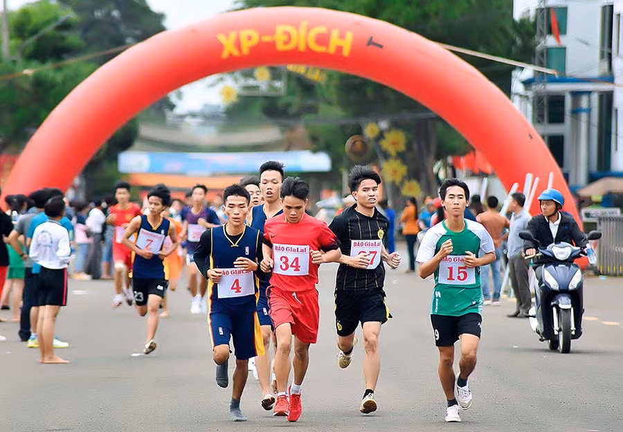 Các vận động viên nam hệ THPT tranh tài tại Giải Việt dã Báo Gia Lai lần thứ XIII-2018. Ảnh: Đ.T