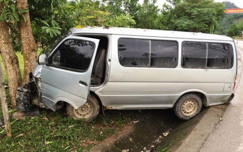 Chiếc xe khách chở gỗ lậu hung hãn tông móp đầu xe kiểm lâm khi bị truy đuổi