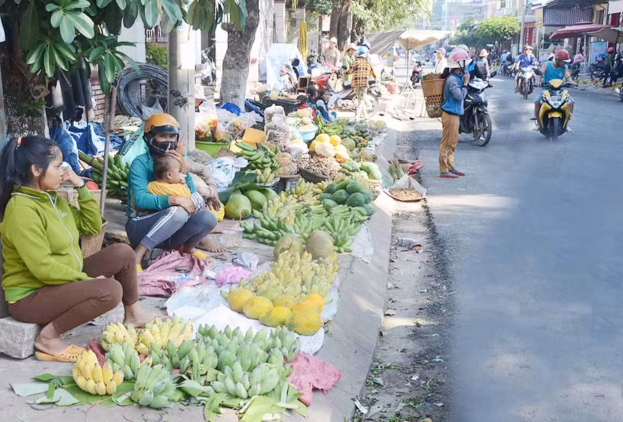  Trong chợ quá tải nên hàng trăm người dân tràn ra chiếm hết lề đường để buôn bán. Ảnh: Đ.P