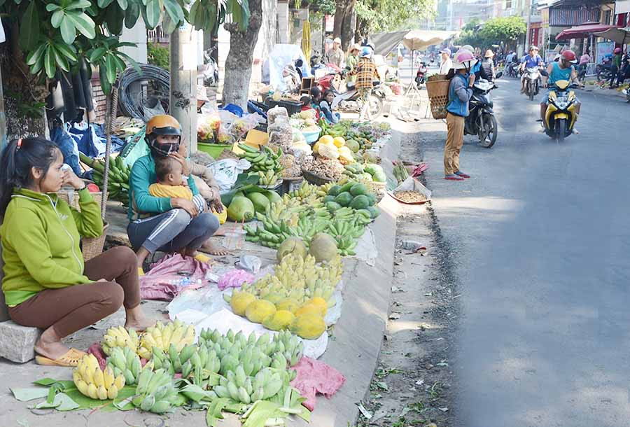  Trong chợ quá tải nên hàng trăm người dân tràn ra chiếm hết lề đường để buôn bán. Ảnh: Đ.P