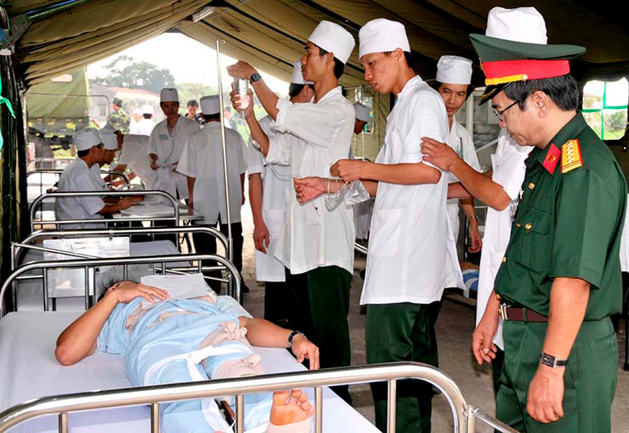  Một buổi diễn tập sơ cấp cứu của Bệnh viện Quân y 211. Ảnh: Đ.T