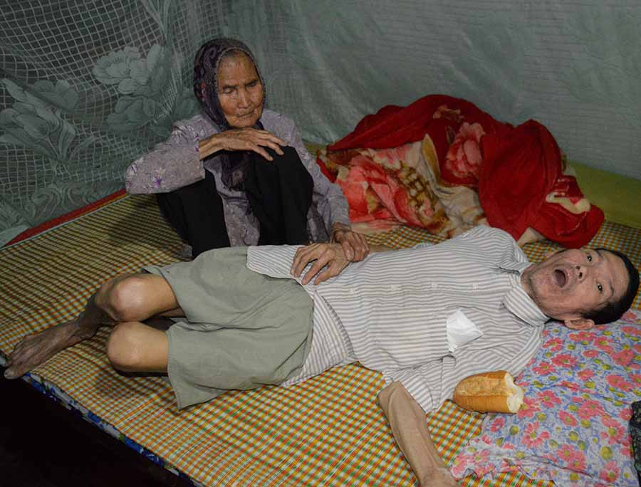  Chồng và mẹ chồng bà Hương. Ảnh: Đ.Y