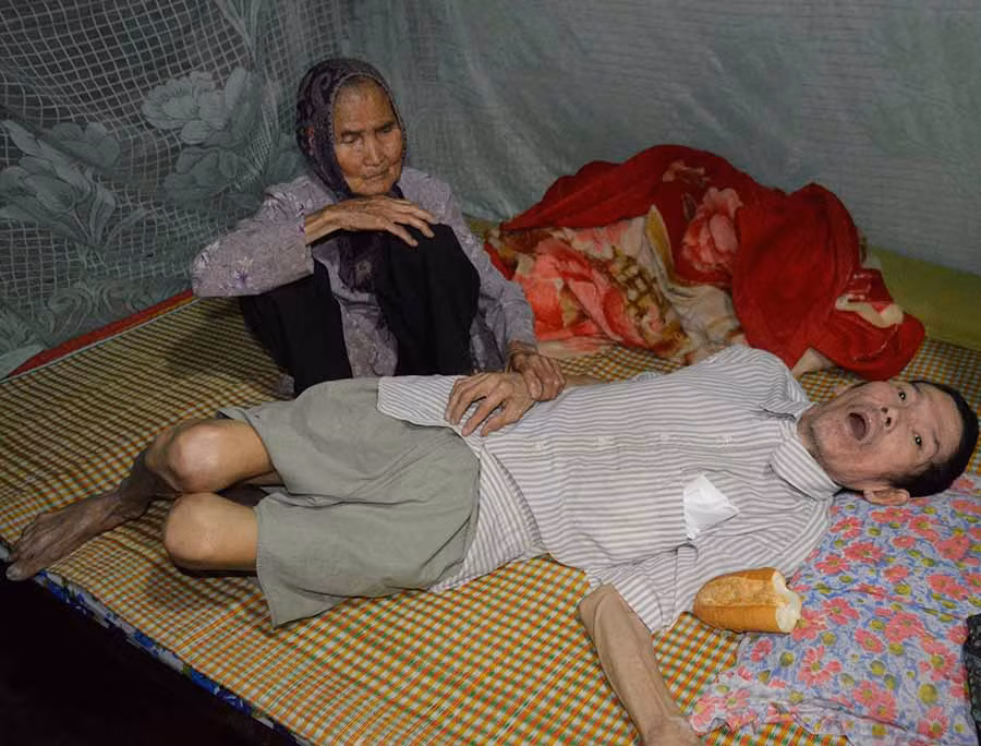  Chồng và mẹ chồng bà Hương. Ảnh: Đ.Y