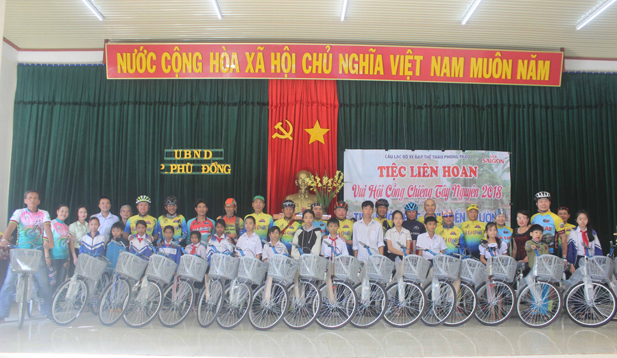 Tặng xe đạp cho các em học sinh có hoàn cảnh khó khăn. Ảnh: Sơn Ca Tặng xe đạp cho các em học sinh có hoàn cảnh khó khăn. Ảnh: Sơn Ca