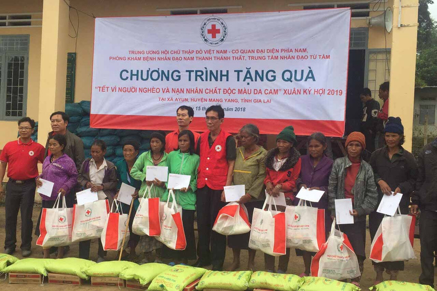 Tặng quà cho đồng bào nghèo xã Ayun. Ảnh: Hồng Ngọc 
