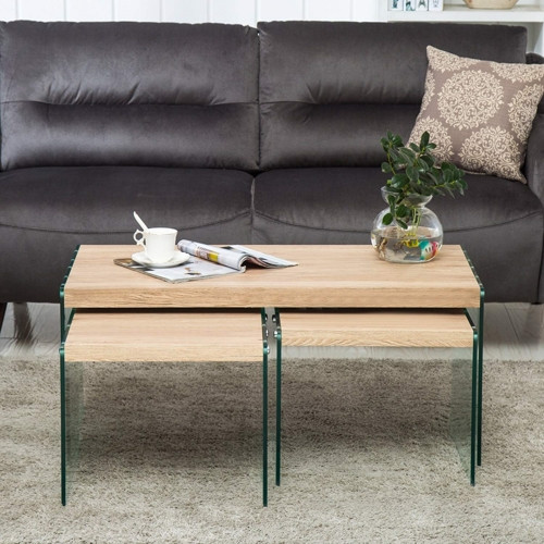 Hai chiếc bàn kính nhỏ đặt gọn gàng bên dưới bàn lớn. Hai chiếc bàn kính nhỏ đặt gọn gàng bên dưới bàn lớn.