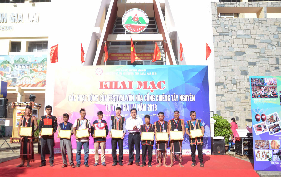 Đồng chí Hồ Văn Niên-Phó Bí thư Thường trực Tỉnh ủy tặng giấy chứng nhận cho các nghệ nhân tham gia các hoạt động của Festival. Ảnh: Phương Linh