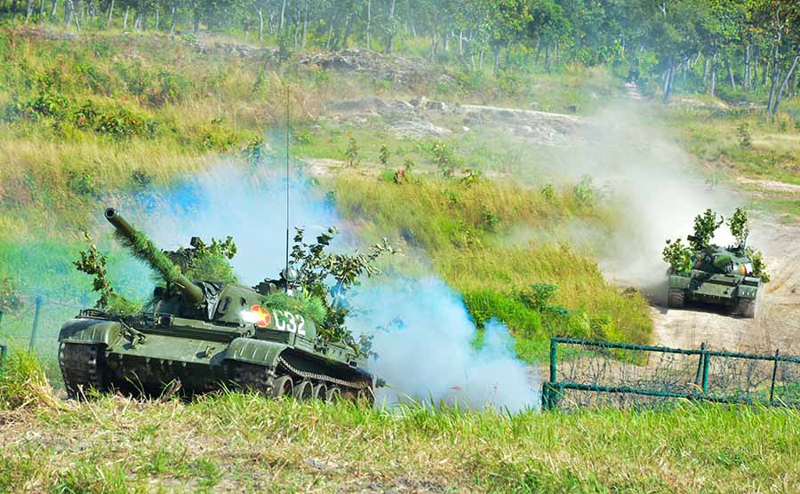  Xe tăng vượt qua cửa mở. Ảnh: S.T