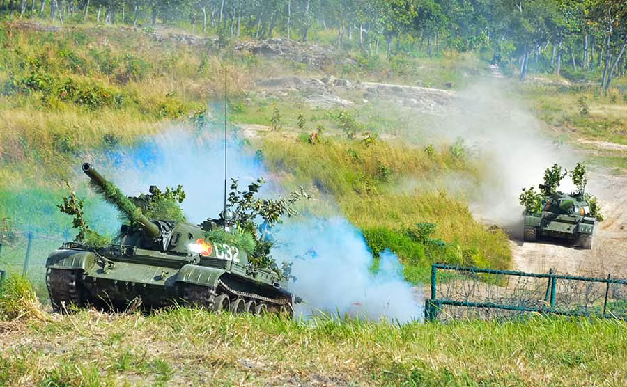  Xe tăng vượt qua cửa mở. Ảnh: S.T
