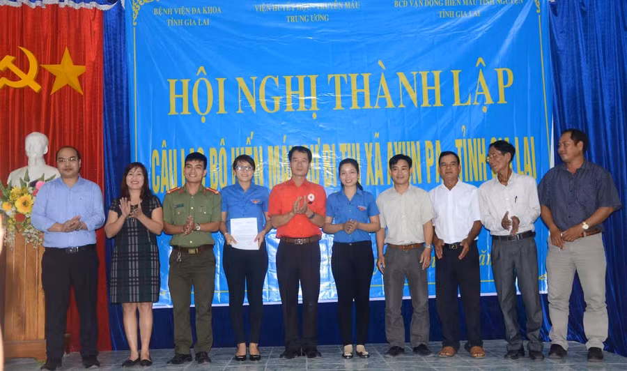 Ra mắt Câu lạc bộ hiến máu dự bị thị xã Ayun Pa. Ảnh: Đức Phương